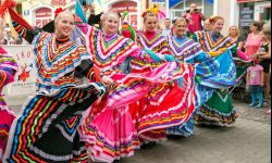 Barwny korowód Polonusów rozpoczął festiwal w Rzeszowie