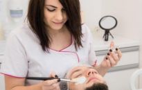 Mężczyzna w gabinecie kosmetycznym