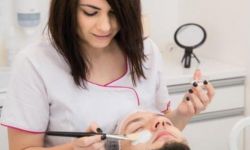 Mężczyzna w gabinecie kosmetycznym