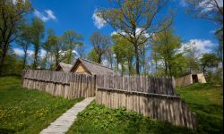 Chata słupkowa w Karpackiej Troi