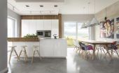 Kuchnia wprost z salonu mebli kuchennych. Czy warto?