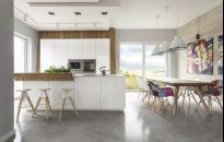 Kuchnia wprost z salonu mebli kuchennych. Czy warto?