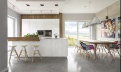 Kuchnia wprost z salonu mebli kuchennych. Czy warto?