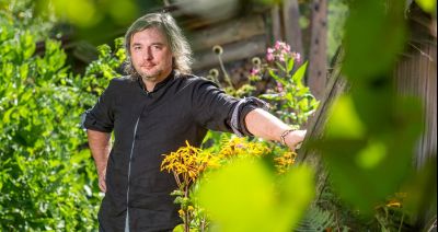 W dzikim ogrodzie i dzikiej kuchni dr. hab. Łukasza Łuczaja