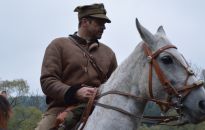 Paweł Deląg i grupa pasjonatów na planie filmu 