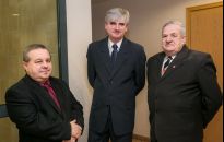 Tłum gości na otwarciu wystawy obrazów z pleneru w Wiśniowej 