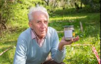 Emerytowany chemik odkrył skuteczny proszek w walce ze ślimakami 