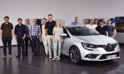 Nagrodę Designera Roku 2016 od pisma Autocar otrzymał Laurens van den Acker