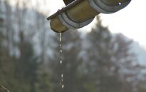 Montaż i konserwacja rynien w domu jednorodzinnym. Na co zwrócić uwagę