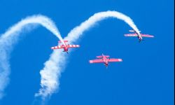 Piloci zawładnęli niebem nad Jasionką. Pokazy lotnicze przyciągnęły tłumy