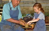 Lepienie garnków z gliny w skansenie w Kolbuszowej 