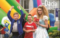 Rodzinny piknik w salonie Dacii auta w sam raz dla rodziny