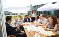 Networking i praca na świeżym powietrzu w ogródku Aeropolis 