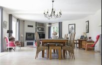 Ekstrawagancki czy w stylu skandynawskim? Trendy w aranżacji salonu