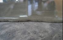 Wyrównywanie posadzki pod panele - krok po kroku