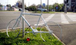 Biały rower ,,Ghost Bike" ku przestrodze przy ul. Przemysłowej 