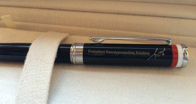 Hity na aukcji dla hospicjum - Polit i Ludwin. Tysiąc za pióro prezydenta