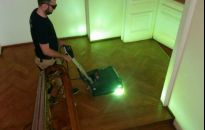 Utwardzanie lakieru światłem UV - szybki sposób na renowację parkietu