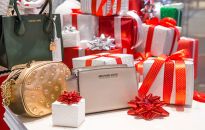 Kobiety to lubią: Drobiazg od Michaela Korsa w gwiazdkowym prezencie