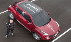Nissan Juke z pokładowym systemem kamer i pierwszy na świecie rekord manewru "J-turn" z zasłoniętymi oknami