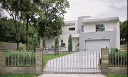 Panele, beton czy siatka? Jaki system ogrodzenia domu wybrać