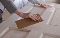 Stare drzwi jak nowe. Jak odnowić domową stolarkę?!