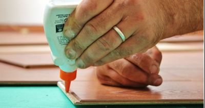 Czym kleić, żeby skleić - wybieramy klej do gumy, metalu i plastiku