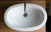 Beton, drewno, wanny wolnostojące i inne trendy łazienkowe 2017