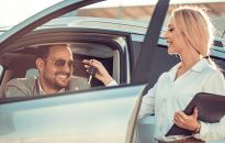 Podpowiadamy, co warto wiedzieć, przymierzając się do wypożyczenia samochodu