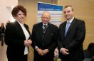 Od lewej: Prof. UR dr hab. Elżbieta Dynia, prof. dr hab. Leonard Łukaszczuk, dr Tomasz Balcerzak, członek Zarządu PLL LOT S.A.