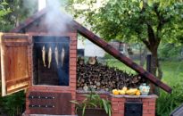 Jak zbudować wędzarnię w ogrodzie?