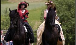 Parady koni i jazda w stylu west - targi końskie w Lutowiskach 