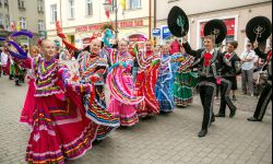 Polonusi barwnym korowodem otworzą odnowioną ulicę 3 Maja