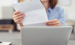 Brak wskazania na refakturze dokładnych wydatków, uniemożliwia zaliczenie ich do kosztów uzyskania przychodów