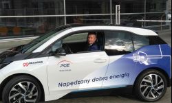 Pracownicy PGE Obrót w Rzeszowie testują samochody elektryczne
