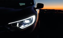 Oszczędnie z klaksonem i "mruganiem" światłami - jak prawidłowo komunikować się z innymi kierowcami?