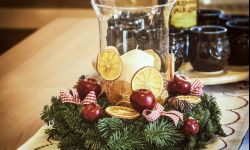 Jak opóźnić opadanie igieł z choinek i stroików świątecznych