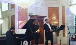 W sali balowej drżały lustra!