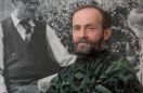 Zbigniew Wolanin, kurator Muzeum Nikifora w Krynicy na tle ekspozycji Fot. Tadeusz Poźniak