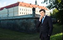 Z tańcem i etykietą przez wieki. Tradycja dworska ciągle intryguje!