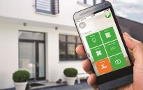 Koniec z włamaniami i zalaniem w czasie wakacji! Dzięki inteligentnemu domowi poczujesz się bezpiecznie