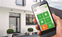 Koniec z włamaniami i zalaniem w czasie wakacji! Dzięki inteligentnemu domowi poczujesz się bezpiecznie