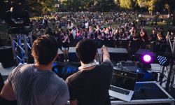 Szalone rytmy lat 80. na "Domówce u Janusza" w Letnim Ogródku Kulturalnym