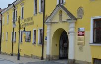 Archeologiczny plac zabaw i piwnice pełne szkła w Krośnie