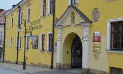 Archeologiczny plac zabaw i piwnice pełne szkła w Krośnie