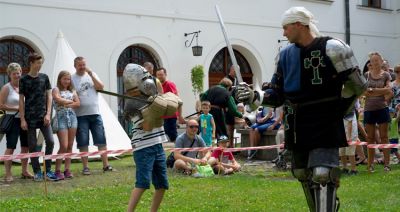 Piknik rycerski w Rzeszowie. Wybijanie monet, robienie mieczy...