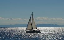 Czym jest żeglarstwo i jak powinna być wyposażona żaglówka?