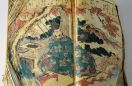Książka naukowa z okresu Edo (Era Tenb? 1830-1844). Książka jest rodzajem encyklopedii z zakresu literatury i historii Japonii. Książka zawiera  ok. 600 stron. Książka jest bogato ilustrowana wysokiej klasy drzeworytami oraz kaligrafią japońską. Fot.  Łukasz Kyc/Muzeum Podkarpackie w Krośnie 