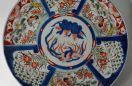 Talerz porcelanowy, duży z okresu Edo (1850- 1868). Talerz typu Imari-yaki wykonany z białej porcelany dekorowany podszkliwnie kobaltem, czerwienią i zielenią. Fot.  Łukasz Kyc/Muzeum Podkarpackie w Krośnie 