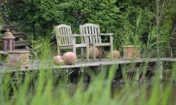 Jesień w ogrodzie - jak zabezpieczyć drewniane meble przed wilgocią? 